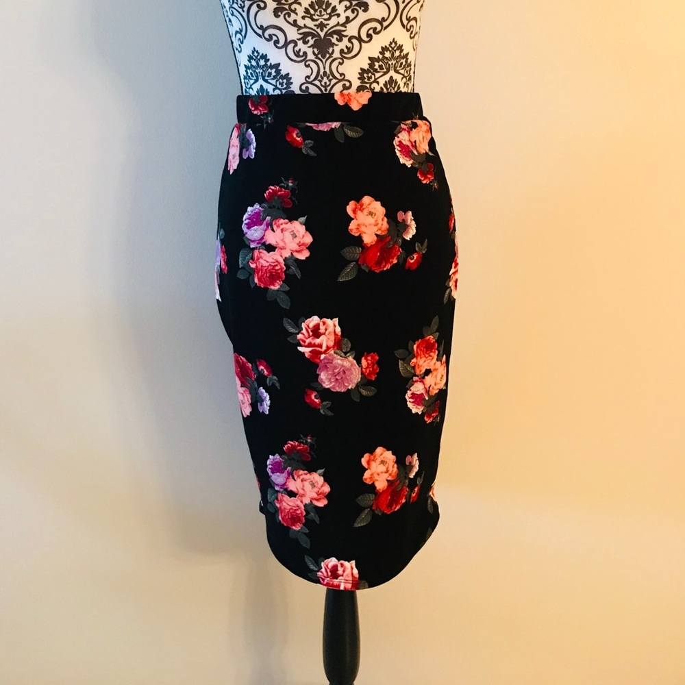 🌸 Floral Pencil Skirt 🌺 - Picture 5 of 6